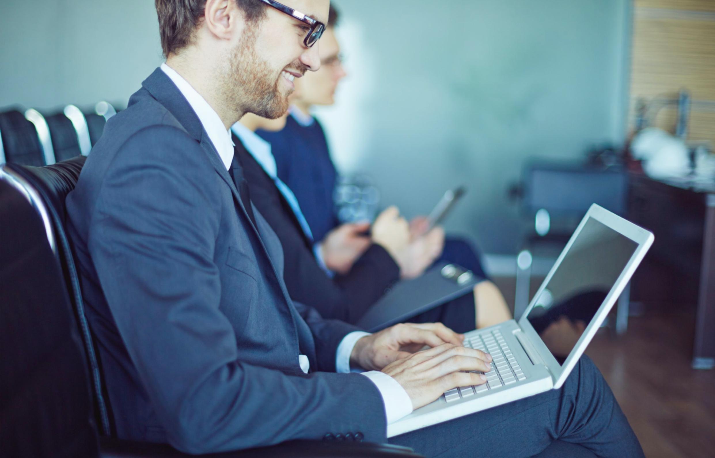 Equipo de soporte técnico ayudando a participantes en sesión online