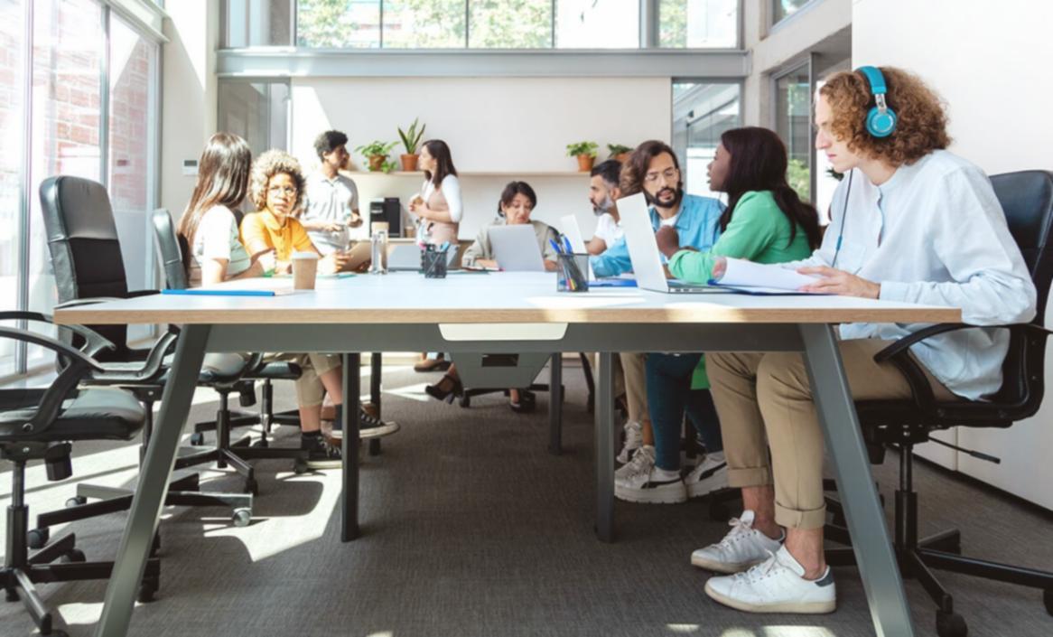 Espacio de trabajo organizado con documentación y herramientas de análisis SEO