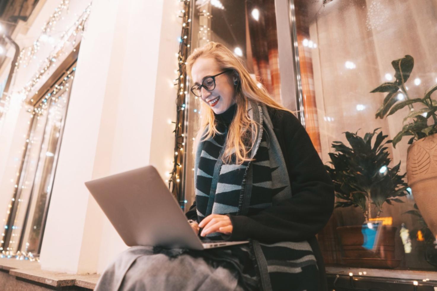 Personas participando en sesión de formación SEO interactiva