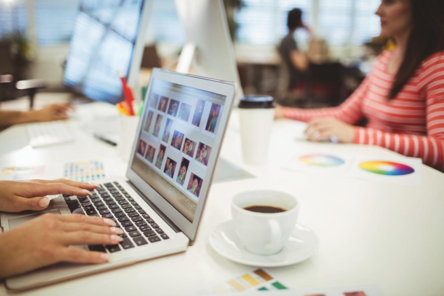 Ambiente de trabajo profesional enfocado en estrategias de SEO